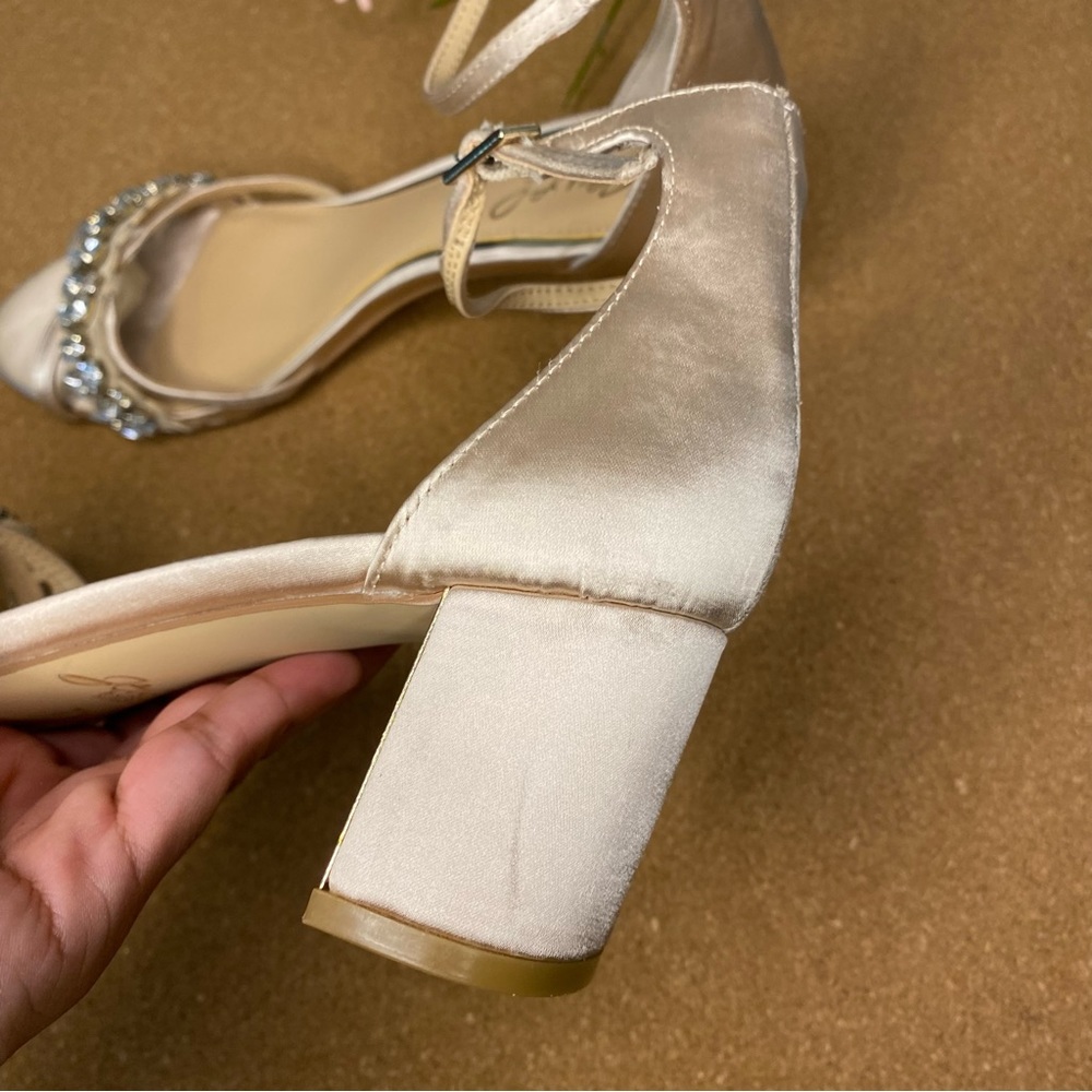 Jewel Badgley Mischka Cream Heels with Crystal Embellishments - Picture 3 of 13